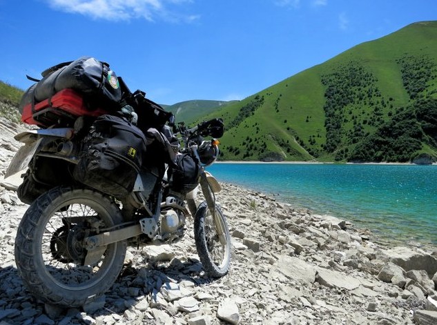 мотоцикл на берегу озера Казеной-Ам