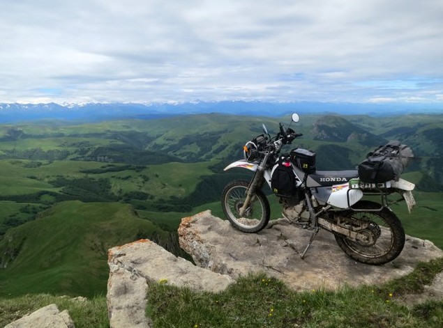 мотоцикл на плато бермамыт