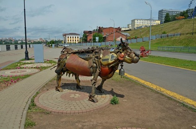 Интересные скульптуры на набережной Ижевского пруда. корова