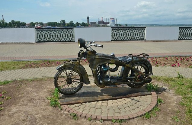 Интересные скульптуры на набережной Ижевского пруда. мотоцикл