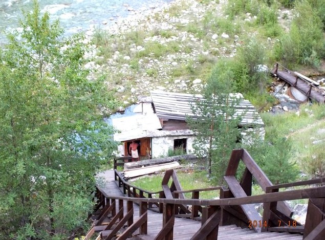 деревянная лестница к реке алла