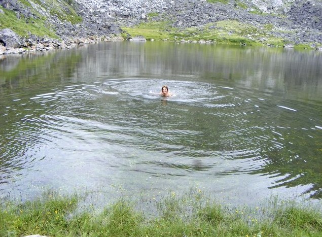 купание на дождевом озере аршан