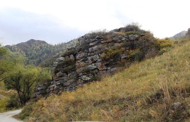 По дороге в Ороктой — каменная стена