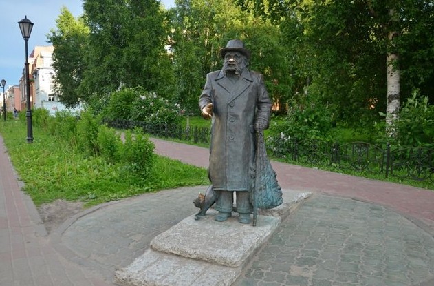 Памятник сказочнику Степану Писахову
