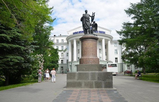 Памятник Ломоносову в тоге