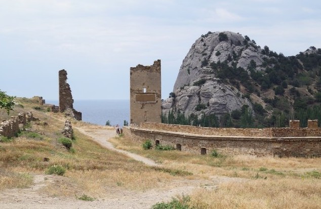 Генуэзская крепость разрушенные стены
