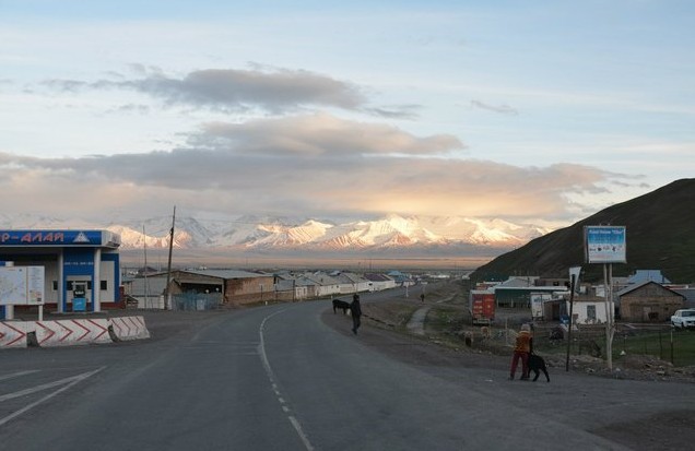поселок сары таш га границе с таджикистаном