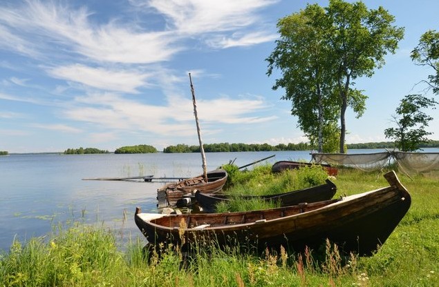деревянные лодки на берегу
