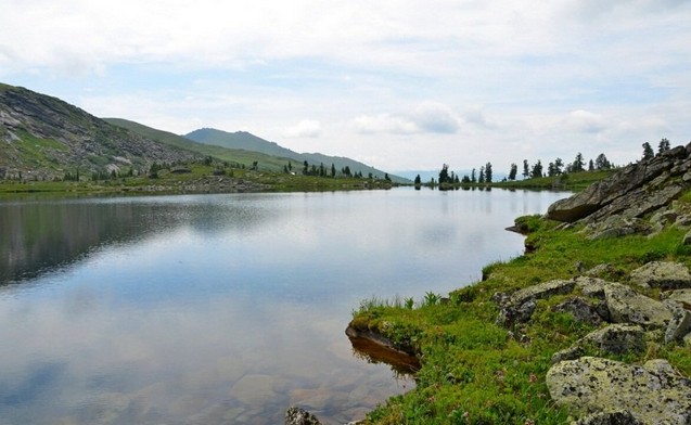 озеро по дороге к перевалу художников ергаки
