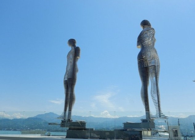 Вращающиеся семиметровые статуи Нино и Али