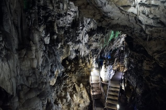 лестница в азишской пещере