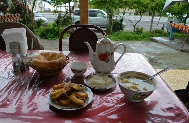 завтрак в кафе на Токтогульском водохранилище