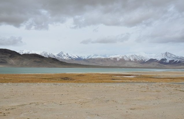 высокогорное озеро на памире