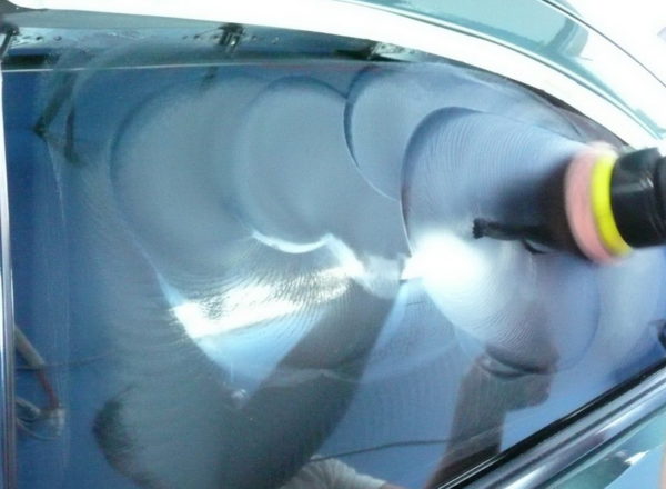 Царапины на стекле автомобиля, как убрать?