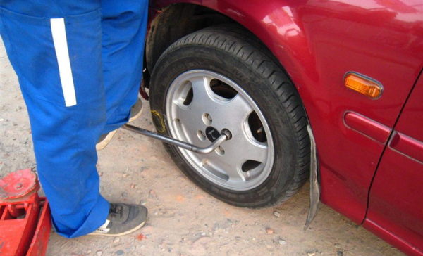 Замена спущенных шин: каково отличие от замены стандартных шин