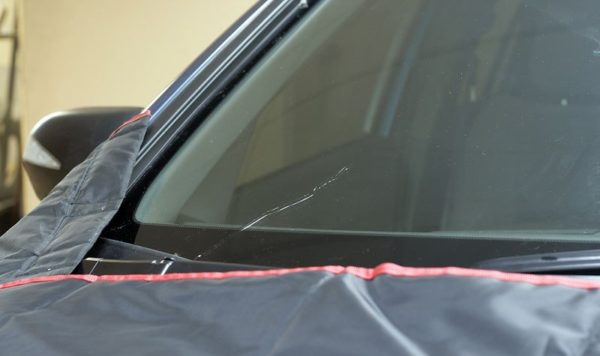 Как заклеить трещину на стекле автомобиля самостоятельно
