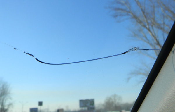 Как заклеить трещину на стекле автомобиля самостоятельно
