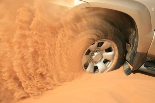 Как вытащить автомобиль из песка и снова не застрять?