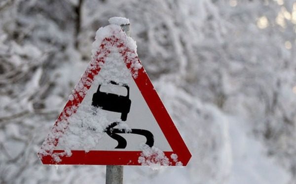 Снег или листья на дороге: что опаснее?