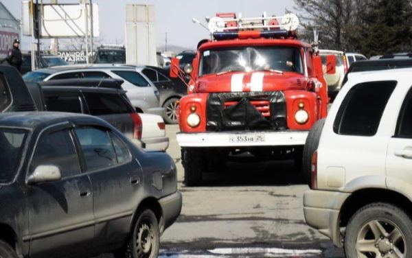 Автомобилям скорой помощи и пожарным разрешат таранить криво припаркованные автомобили во дворах