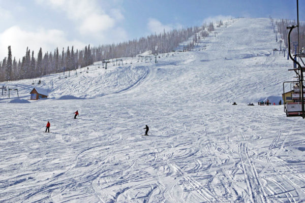 Активный отдых на новогодние праздники: лучшие лыжные трассы России