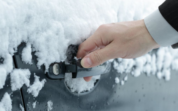 4 полезных способа применения спирта в авто зимой