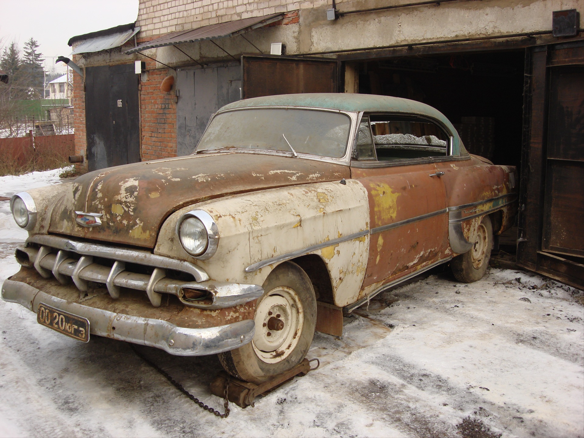 Пробег старых автомобилей. Chevrolet Bel Air 1954г. Ржавая машина. Старые авто. Старые автомобили отреставрировали.
