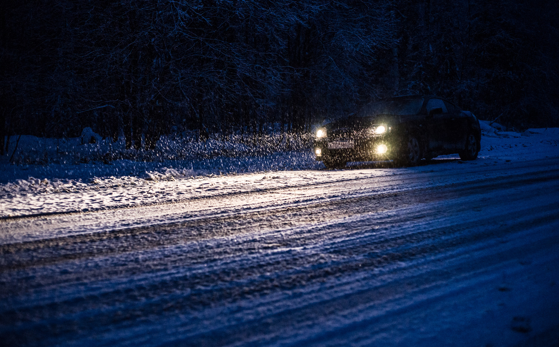 Автомобиль внезапно заглохнуть на дороге. Машина зима. Машина ночью на дороге зимой. Зимняя дорога. Зимняя трасса ночью.