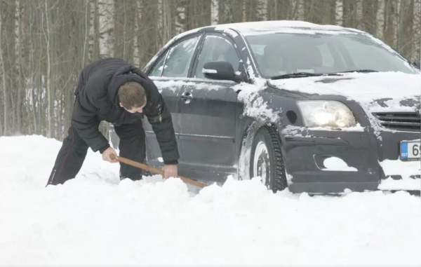 Как вытащить машину из снега одному: хитрый совет