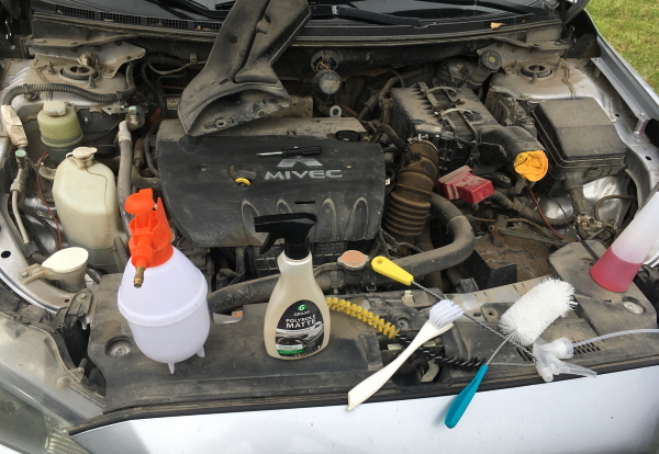 Как безопасно вымыть двигатель машины: способы и советы